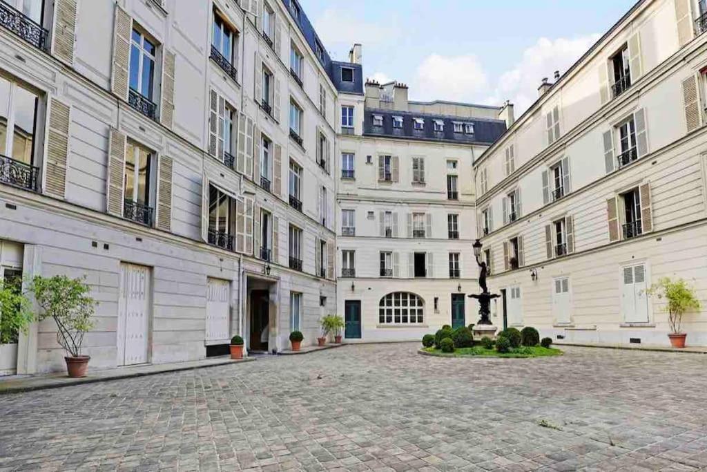 Champs Elysees : 200 M2 Avec Balcon * Paris